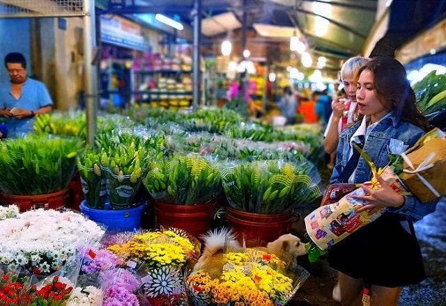 Bạn có thể tìm đường đến chợ hoa này rất dễ dàng