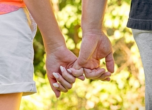 Nắm tay một ngón chứng tỏ cả 2 đang ở mối quan hệ chưa rõ ràng